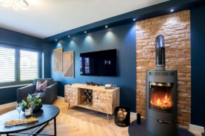 Elliot Oliver - Luxurious 6 Bedroom Home With Hot Tub & Log Burner